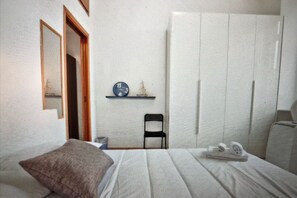 1 chambre, fer et planche à repasser, accès Internet