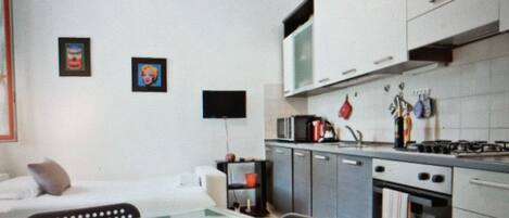 Réfrigérateur, four à micro-ondes, un four, surface de cuisson