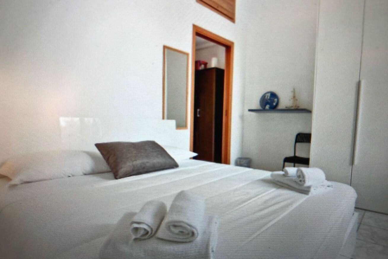 1 dormitorio, tabla de planchar con plancha, Internet