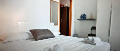 1 chambre, fer et planche Ă repasser, accĂšs Internet