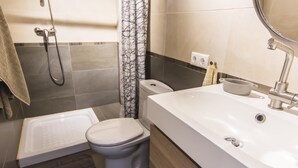 Ein modernes Badezimmer mit Badewanne, Toilette und Waschbecken.