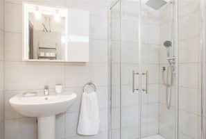 Dusche, Haartrockner, Bidet, Handtücher