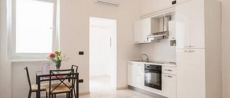 冷蔵庫、オーブン、コンロ、コーヒー / ティーメーカー