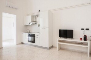 Jääkaappi, uuni, liesi, kahvin-/teenkeitin