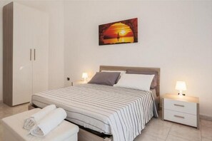2 bedrooms, iron/ironing board, WiFi, bed sheets - GuestHost - Cozy three-room apartment with balcony located on the FIRST FLOOR, without lift, perfect for 4 people and equipped with free unlimited WiFi and air conditioning.Just 350m from Piazza Garibaldi and the Tribunal, the apartment is equipped with  (Bari)