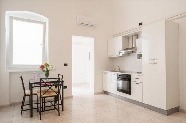 Fridge, oven, stovetop, coffee/tea maker