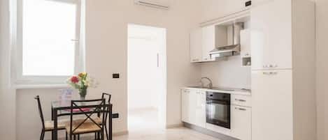 Fridge, oven, stovetop, coffee/tea maker