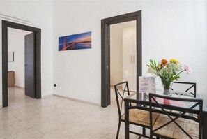 Dining - GuestHost - Cozy three-room apartment with balcony located on the FIRST FLOOR, without lift, perfect for 4 people and equipped with free unlimited WiFi and air conditioning.Just 350m from Piazza Garibaldi and the Tribunal, the apartment is equipped with  (Bari)