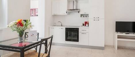 Réfrigérateur, four, plaque de cuisson, cafetière/bouilloire