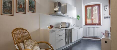 Réfrigérateur, micro-ondes, plaque de cuisson, chaise haute