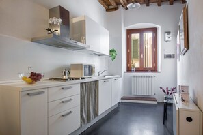 Kühlschrank, Mikrowelle, Herdplatte, Hochstuhl