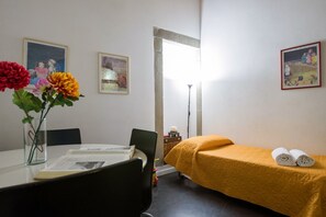 2 habitaciones, tabla de planchar con plancha, cuna de viaje y wifi 