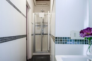 Dusche, Haartrockner, Bidet, Handtücher