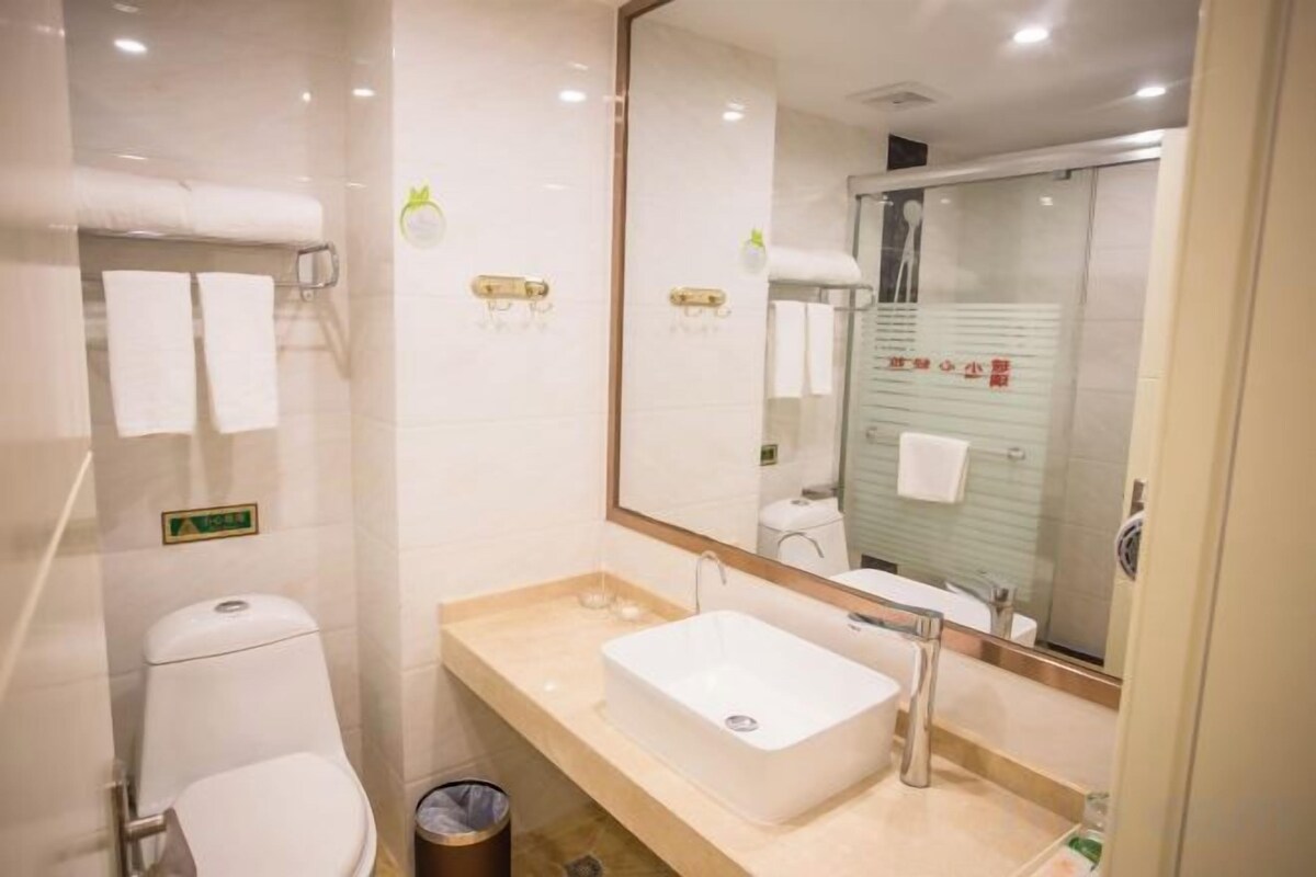 Bathroom | Shower, free toiletries, hair dryer, slippers