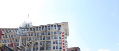 Vista frontal de la propiedad