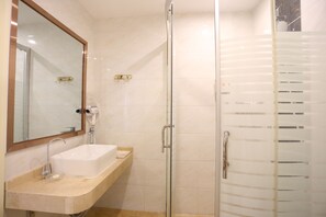 Bruser, gratis toiletartikler, hårtørrer, hjemmesko