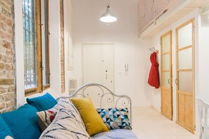 Living area - GuestHost - Cozy apartment of 27 sqm located in a strategic position a short distance from the University of Bologna. The particular position of the house allows to reach easily the historical center, the fair, the station and the airport. It is the perf (Bologna)