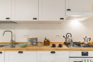 Mikrowelle, Herdplatte, Geschirrspüler, Toaster