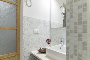 Chuveiro, secador de cabelo, bidê, toalhas de banho