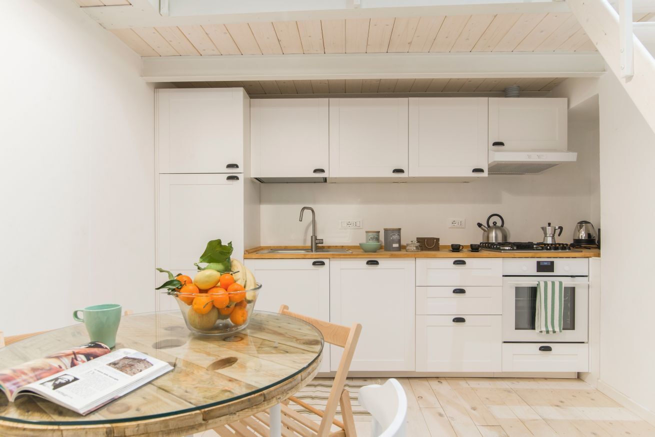 Mikrobølgeovn, kokeplater, oppvaskmaskin og brødrister