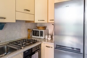 Refrigerador, microondas, placa de cocina, utensilios de cocina