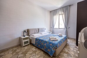 1 habitación, tabla de planchar con plancha y wifi