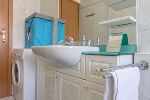 Ducha, secador de pelo, bidet, toallas