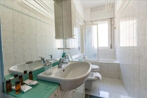 Douche, sĂšche-cheveux, bidet, serviettes fournies