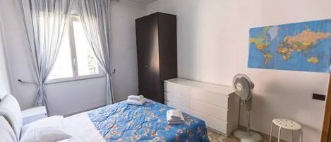 1 habitación, tabla de planchar con plancha y wifi