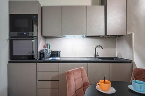 Kühlschrank, Mikrowelle, Herdplatte, Toaster