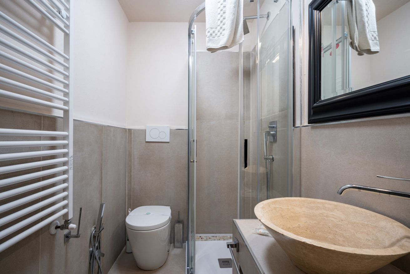 Douche, sèche-cheveux, bidet