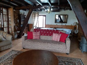 Fernseher, Kamin, DVD-Player, Bücher