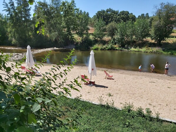 Sun-loungers - 3 bedroom farmhouse with 3m splash pool, sleeps 6/8, pretty views, Arganil 2 km  (Arganil)