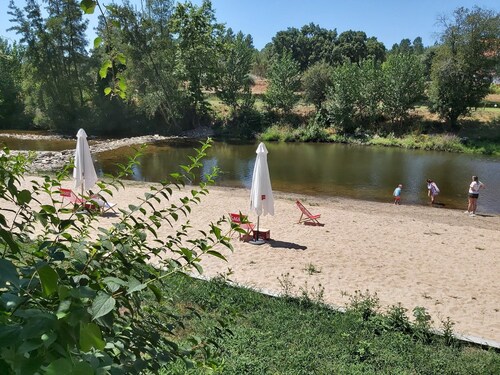 3 bedroom farmhouse with 3m splash pool, sleeps 6/8, pretty views, Arganil 2 km 