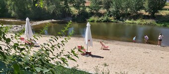 3 bedroom farmhouse with 3m splash pool, sleeps 6/8, pretty views, Arganil 2 km 