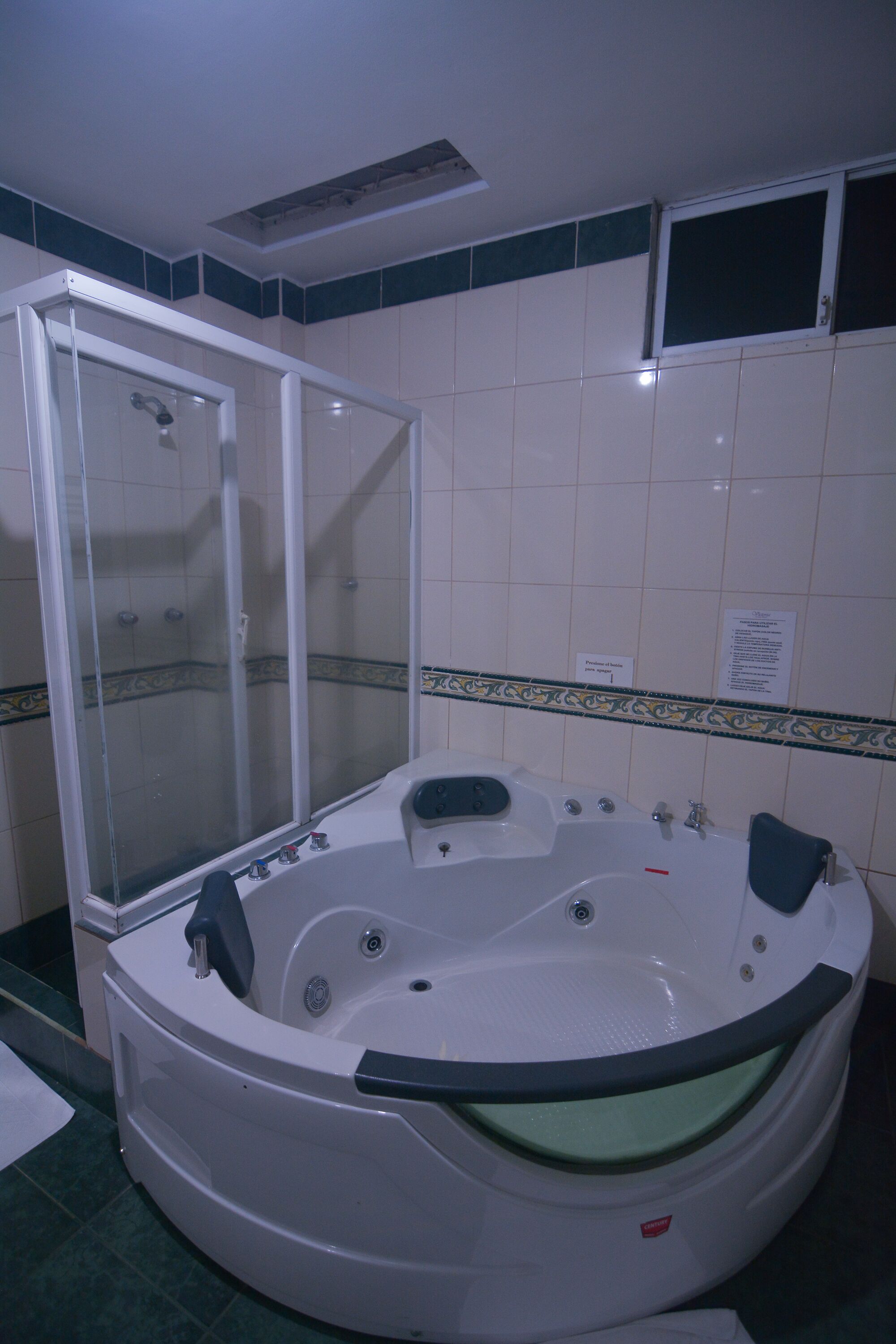 Deluxe Studio Suite, 1 King Bed, Hot Tub | Bathroom | Jetted bath, free toiletries, towels, soap
