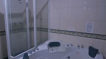 Deluxe Studio Suite, 1 King Bed, Hot Tub | Bathroom | Jetted bath, free toiletries, towels, soap
