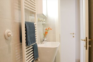 Douche, sèche-cheveux, bidet