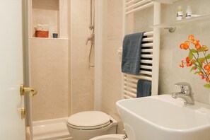 Een douche, een haardroger, een bidet