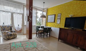 2 quartos, escrivaninha, ferros/tábuas de passar roupa
