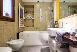 Dusche, Haartrockner, Bidet