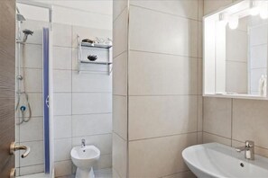 Een douche, een haardroger, een bidet, handdoeken