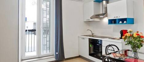 Frigorifero, forno, piano cottura, macchina per tè/caffè