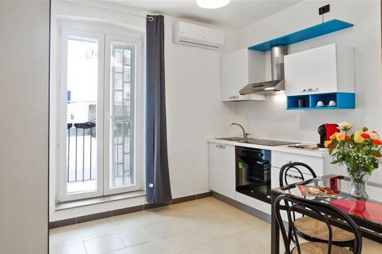 Fridge, oven, stovetop, coffee/tea maker