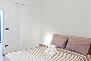 1 bedroom, iron/ironing board, WiFi, bed sheets - GuestHost - Cozy one bedroom apartment located on the mezzanine floor of a building without a lift, perfect for 2 people! Located in a completely renovated historic building and only 350m from Piazza Garibaldi and the Tribunal, in an area full of shops a (Bari)