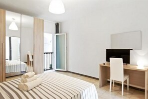 1 slaapkamer, een strijkplank/strijkijzer, wifi, beddengoed