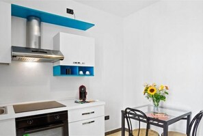 Kühlschrank, Ofen, Herdplatte, Wasserkocher mit Kaffee-/Teezubehör