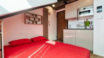 Tabla de planchar con plancha, wifi, ropa de cama