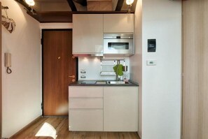 Réfrigérateur, micro-ondes, four, plaque de cuisson