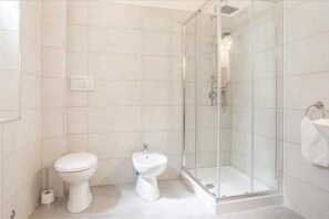 Shower, hair dryer, bidet, towels - 11 Apt x 4 with balcony and A/C! FREE-WIFI (Bari)